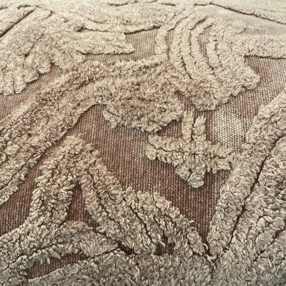 Pottery Barn Natalia Jacquard Lumbar Chenille Mauve Pink Pillow W/insert 16”x26”